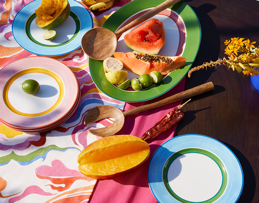 PORCELAIN PLATES AND PATTERNED TABLECLOTH